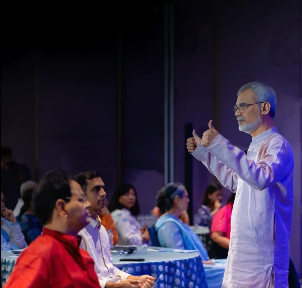 Wellness Vibe founder using a handheld mic during a diagnostic session